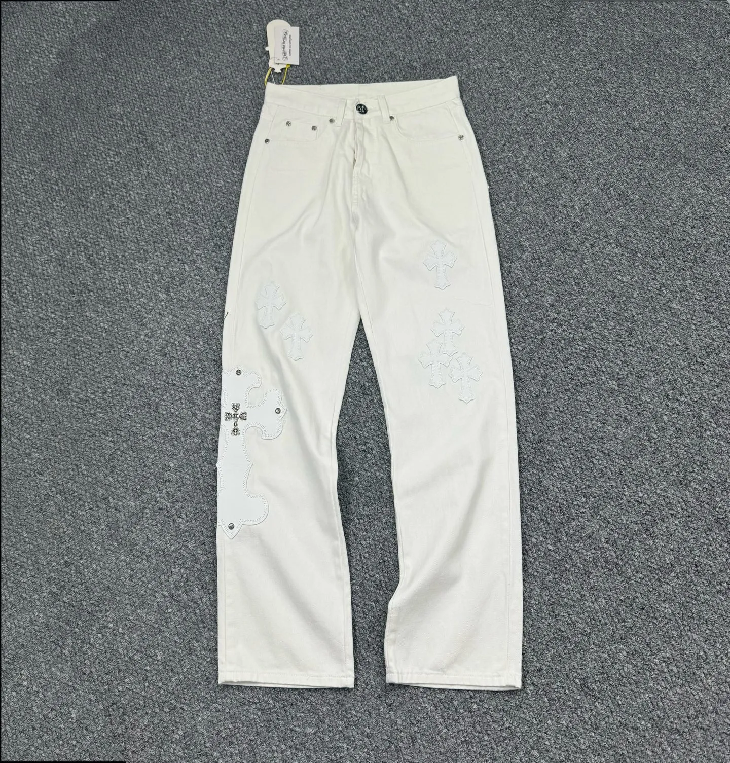 P280 Style No.: H821 Chrome Heart & Chrome Heart White Bull King Metal Cross Patch Leather Jeans ChromeHearts#Design Jeans Invincible Texture Ceiling-Level Jeans Hard to Find at the Counter‼ ️ Cross patchwork leather jeans, top-notch heavy-duty washing process, calfskin laser-cut cross, distressed silver hardware, straight-leg version slimming the upper body, that lesbian style Color: White Size: S M L XL